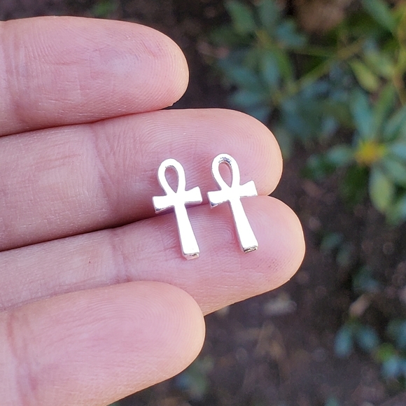 NWOT Silver Ankh Cross Stud Earrings - Picture 10 of 13